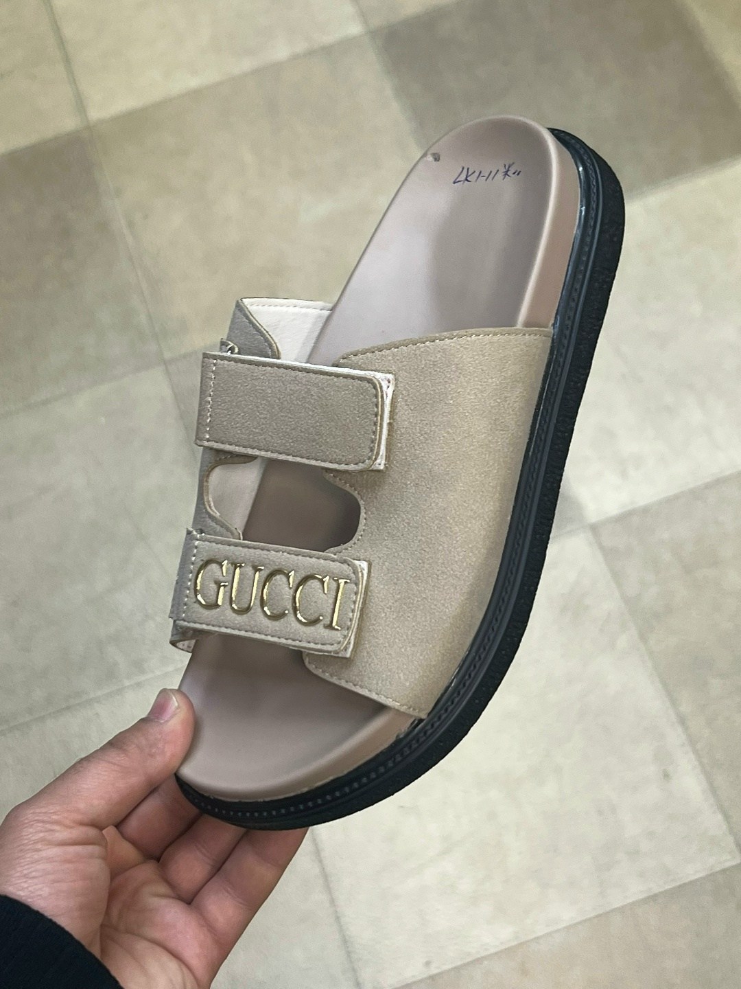 ,женские шлепанцы,кожаные шлепанцы,черные шлепанцы,модные шлепанцы