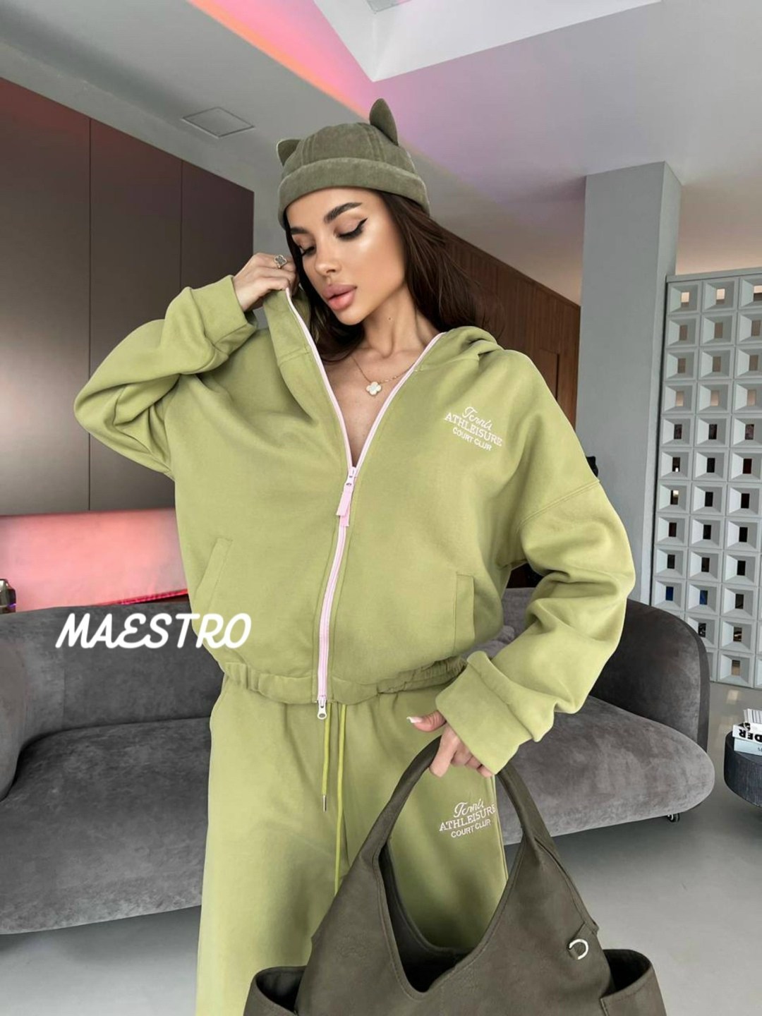 костюм спортивный женский,костюм спортивный,женский красный костюм miu miu,стильный костюм,женские костюмы