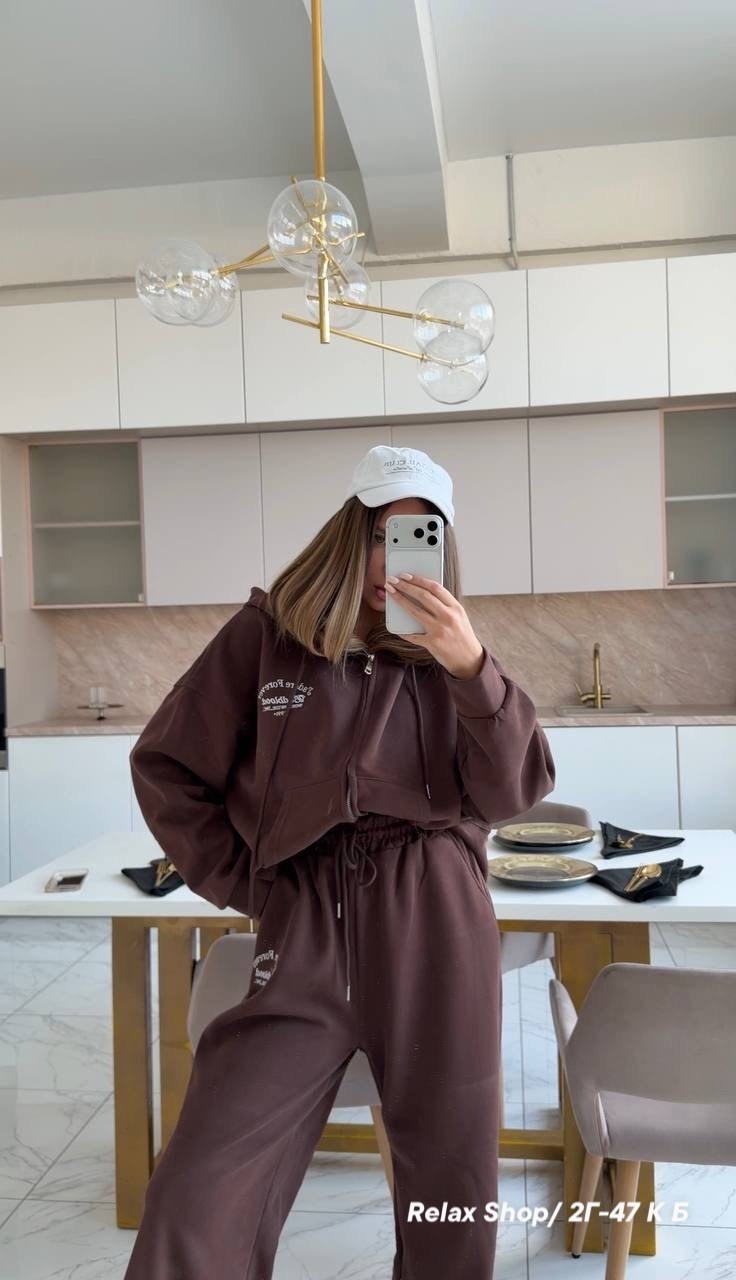 женский костюм,женский красный костюм miu miu,толстовка sg red,женские костюмы спортивные,красный женский костюм