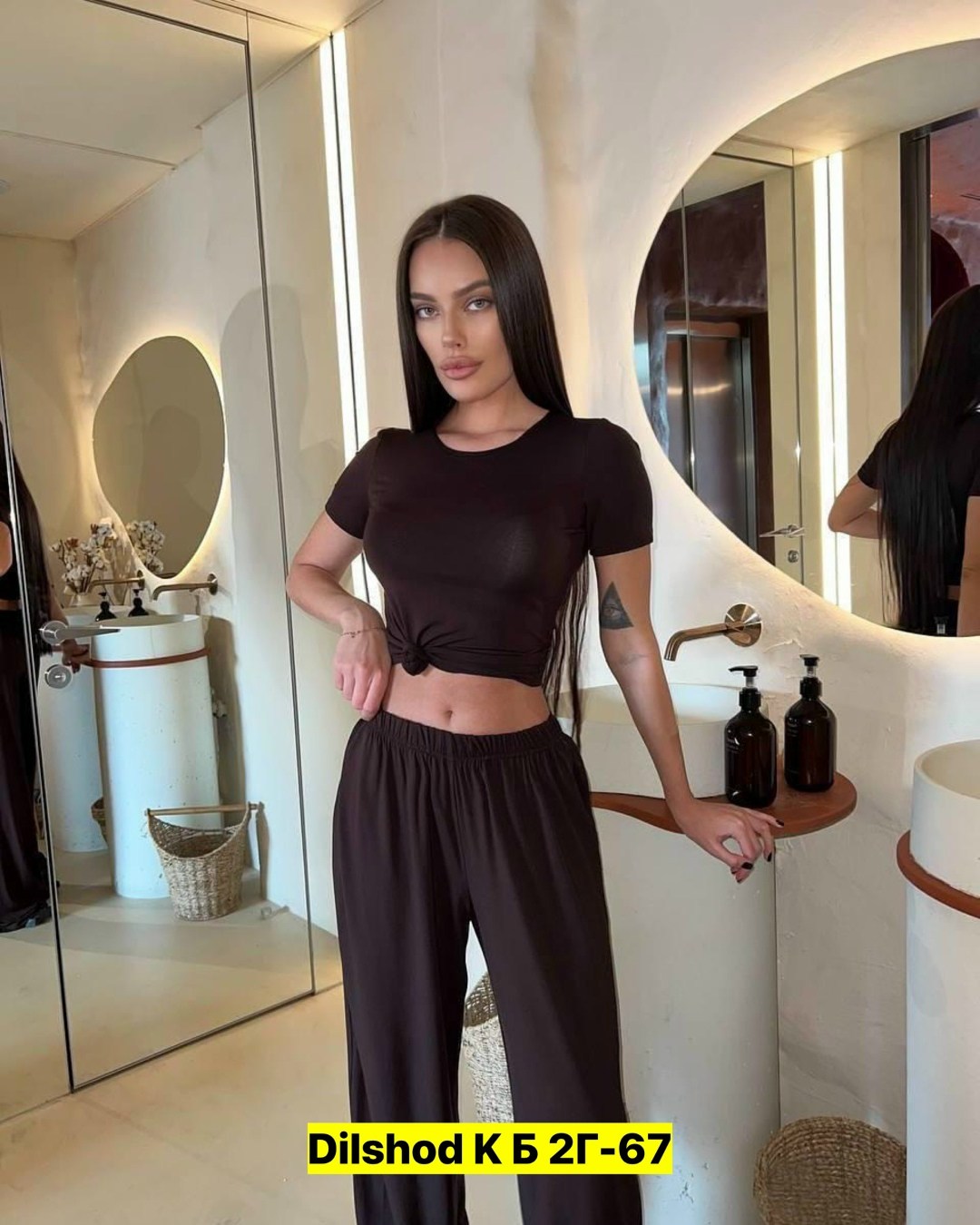 ,костюм с кроп топом,девушка,одежда моделей,одежда стили