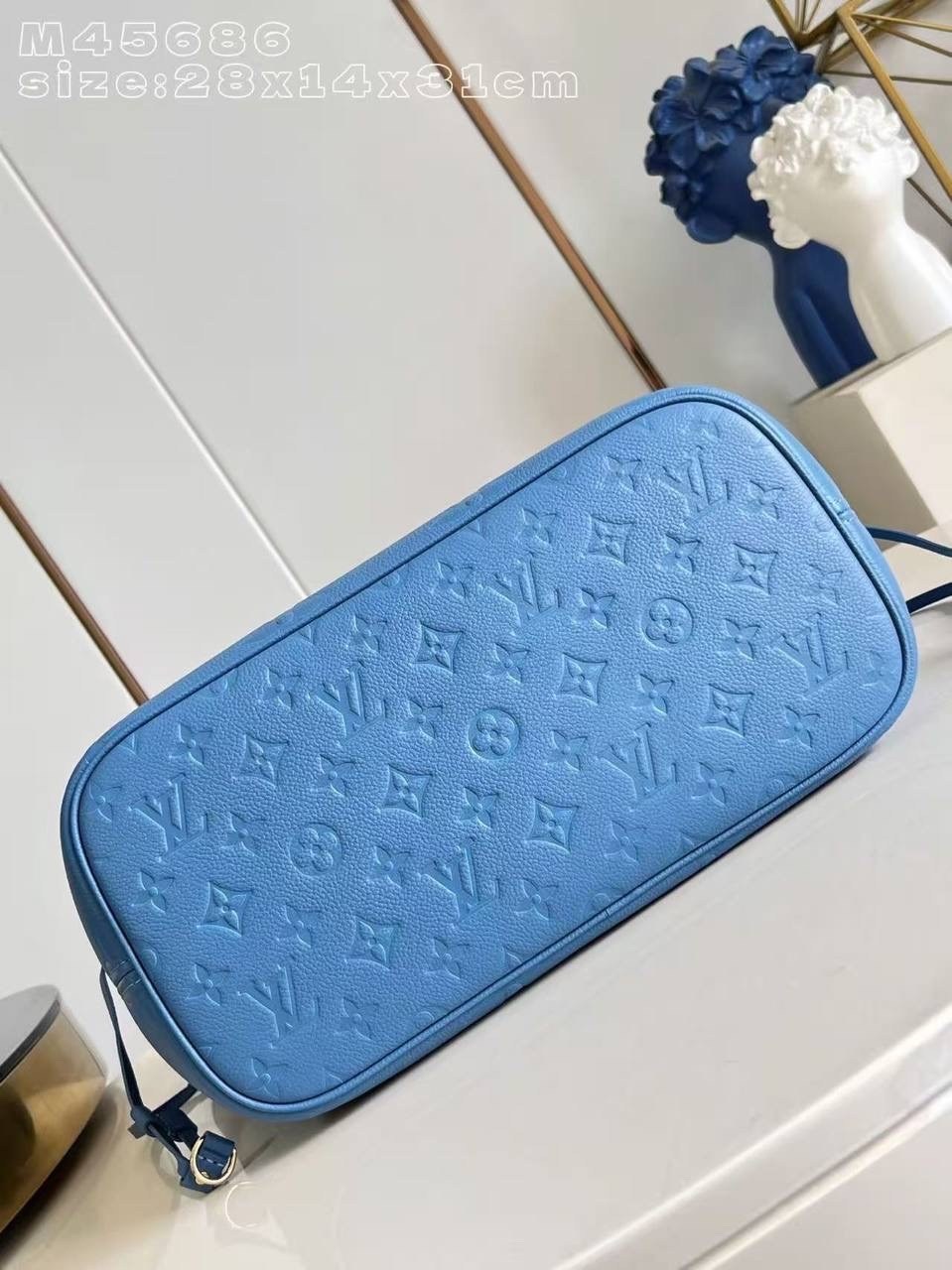 сумка луи виттон голубая,louis vuitton сумка,женская синяя сумка louis vuitton onthego mm,сумка луи виттон синяя,сумка женская louis vuitton