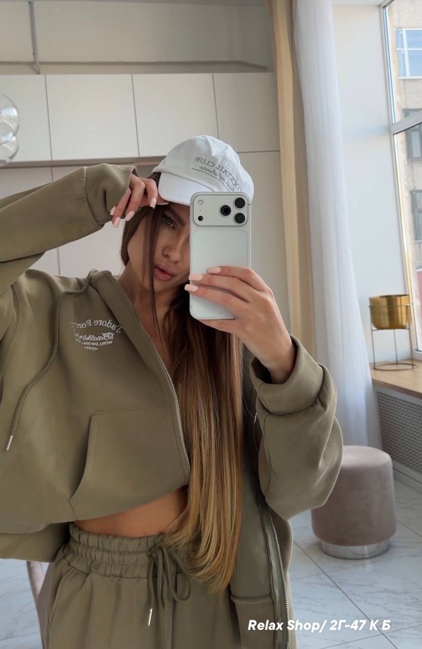 женский костюм,женский красный костюм miu miu,толстовка sg red,женские костюмы спортивные,красный женский костюм