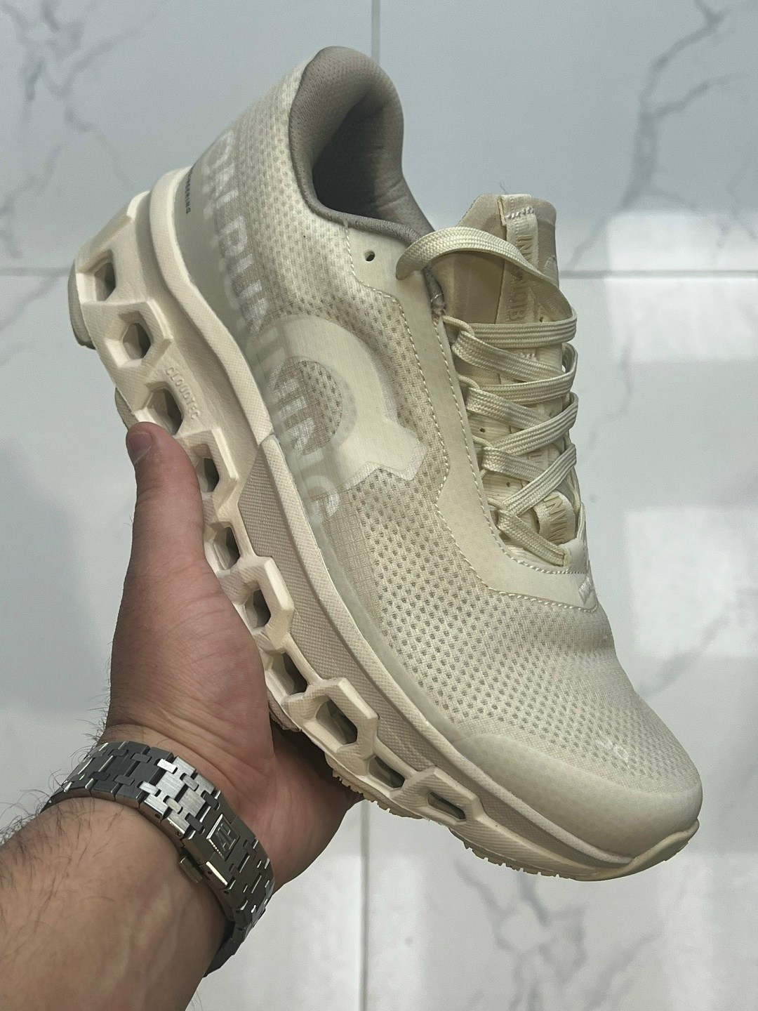 кроссовки on cloudmonster,кроссовки беговые,кроссовки cпортивные,повседневные кроссовки,кроссовки для бега