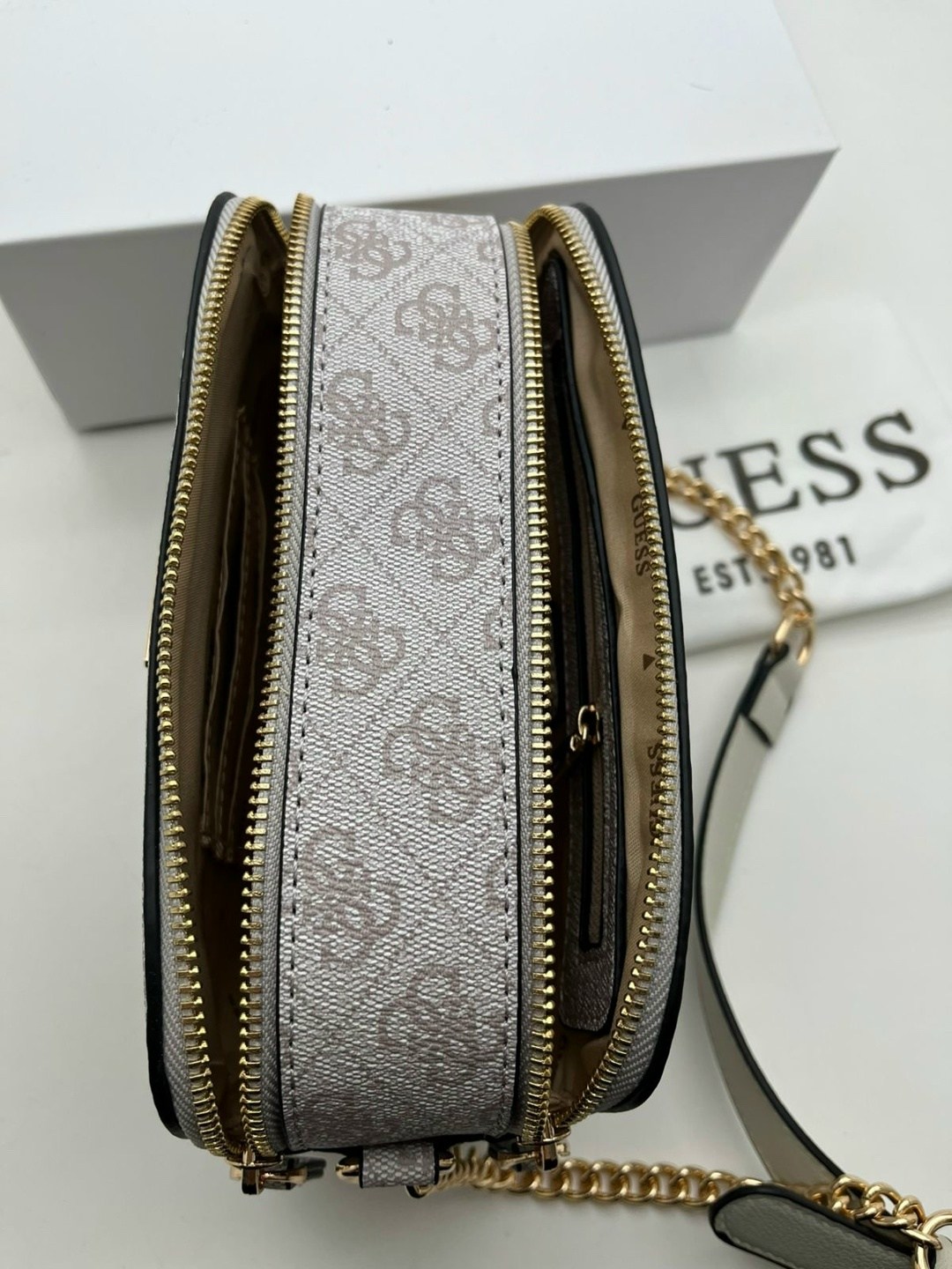 женская сумка guess,guess сумка на плечо,сумка guess,сумка через плечо guess,guess сумка на плечо кросс-боди