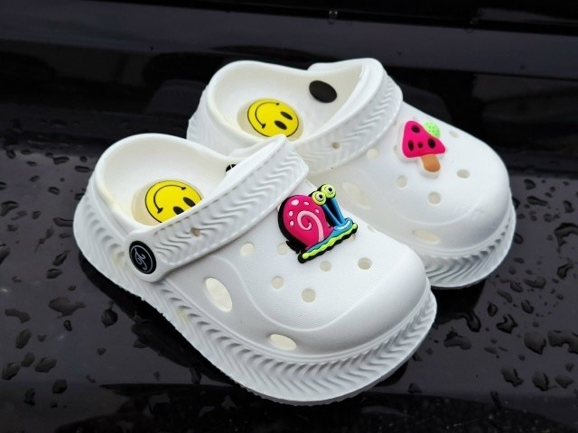 джиббитсы на кроксы,crocs jibbitz charms,белые кроксы с уточками,,сабо crocs