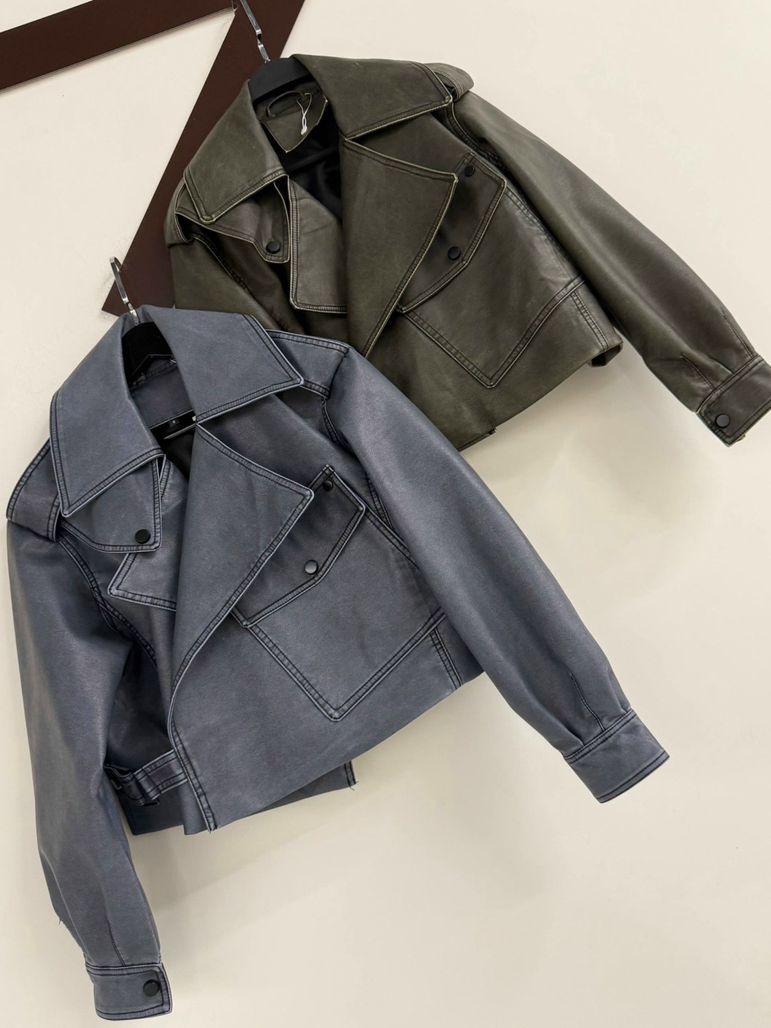 женская укороченная куртка из искусственной кожи,куртка женская из искусственной кожи,женская короткая куртка из искусственной кожи,короткая куртка из искусственной кожи,женская байкерская куртка из и