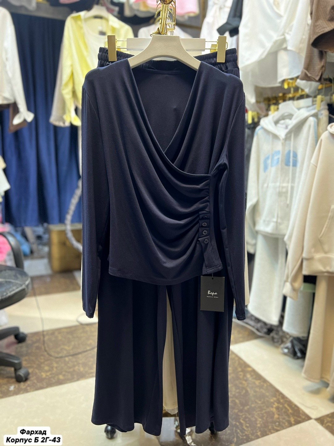 брючный костюм,лёгкий костюм из вискозы с лонгсливом и струящимися брюками,брючный трикотажный костюм,костюм трикотажный,женский костюм