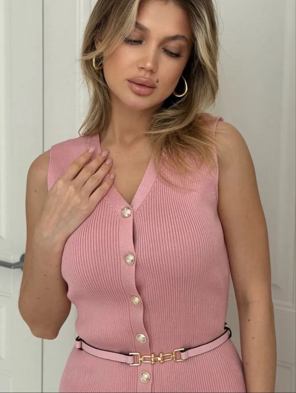 платье трикотажное с ремешком emberens,платье жилет трикотажное с ремешком emberens,платье трикотажное миди,платье трикотажное с поясом emberens,платье женское