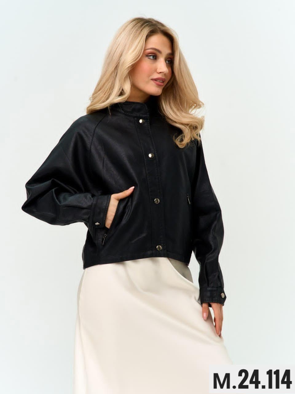 кожаная куртка,куртка женская,бежевый бомбер,куртка косуха,юбка атласная короткая uniqlo цвет 30 бежевый