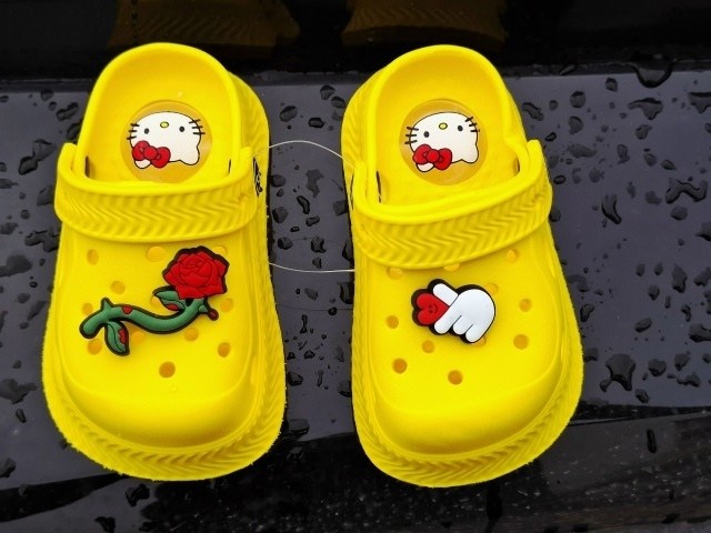 джиббитсы на кроксы,crocs jibbitz charms,белые кроксы с уточками,,сабо crocs