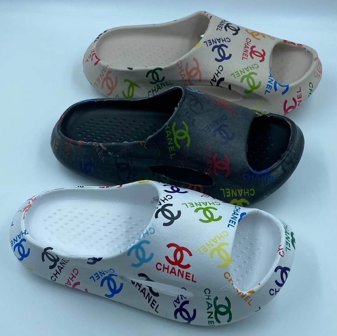 ,резиновые шлепанцы,тапочки модные,женские шлепанцы,пляжная