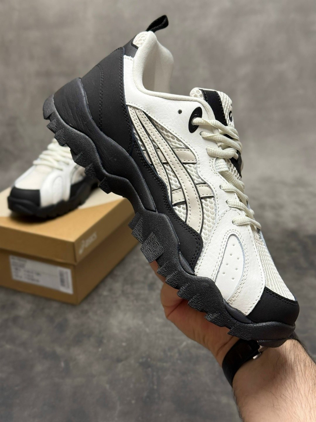 asics низкие повседневные кроссовки gel-truck с противоскользящей амортизацией белые черные,кроссовки asics,кроссовки asics gel pickax,кроссовки asics gel,asics мужские кроссовки