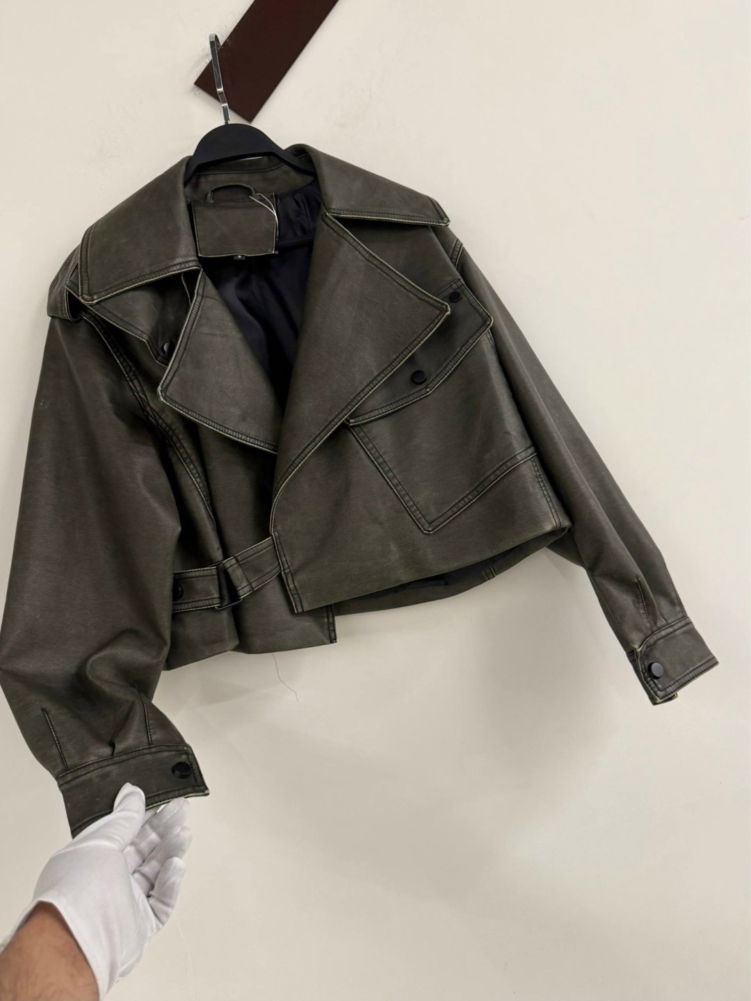 женская укороченная куртка из искусственной кожи,куртка женская из искусственной кожи,женская короткая куртка из искусственной кожи,короткая куртка из искусственной кожи,женская байкерская куртка из и