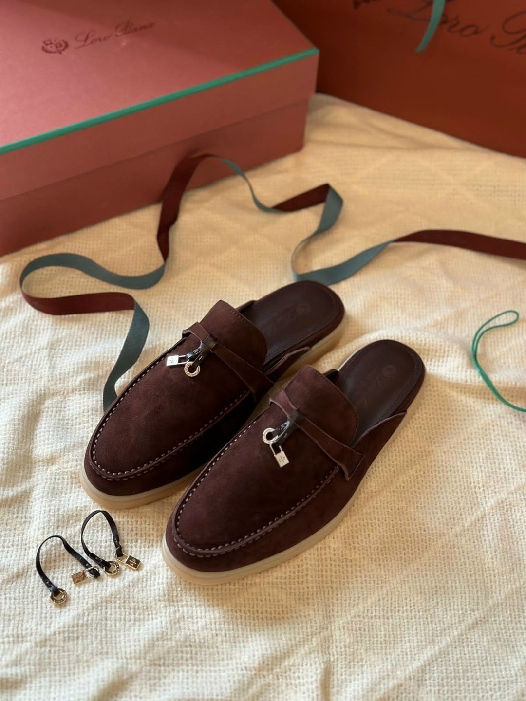 ,замшевые мюли,женские замшевые мюли hermes go коричневые,лоферы loro piana,loro piana  мюли