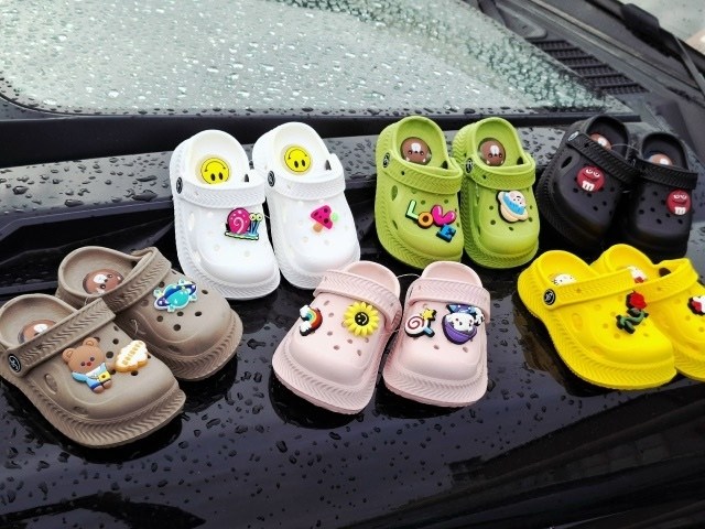 джиббитсы на кроксы,crocs jibbitz charms,белые кроксы с уточками,,сабо crocs