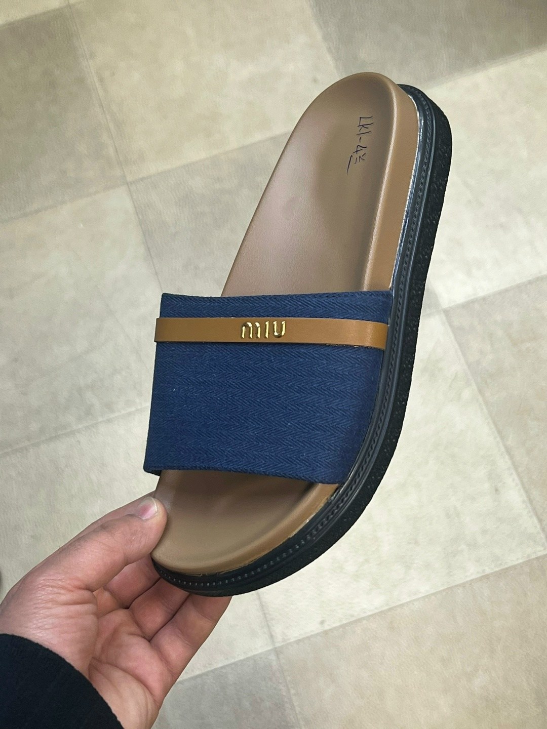 ,женские шлепанцы,кожаные шлепанцы,черные шлепанцы,модные шлепанцы