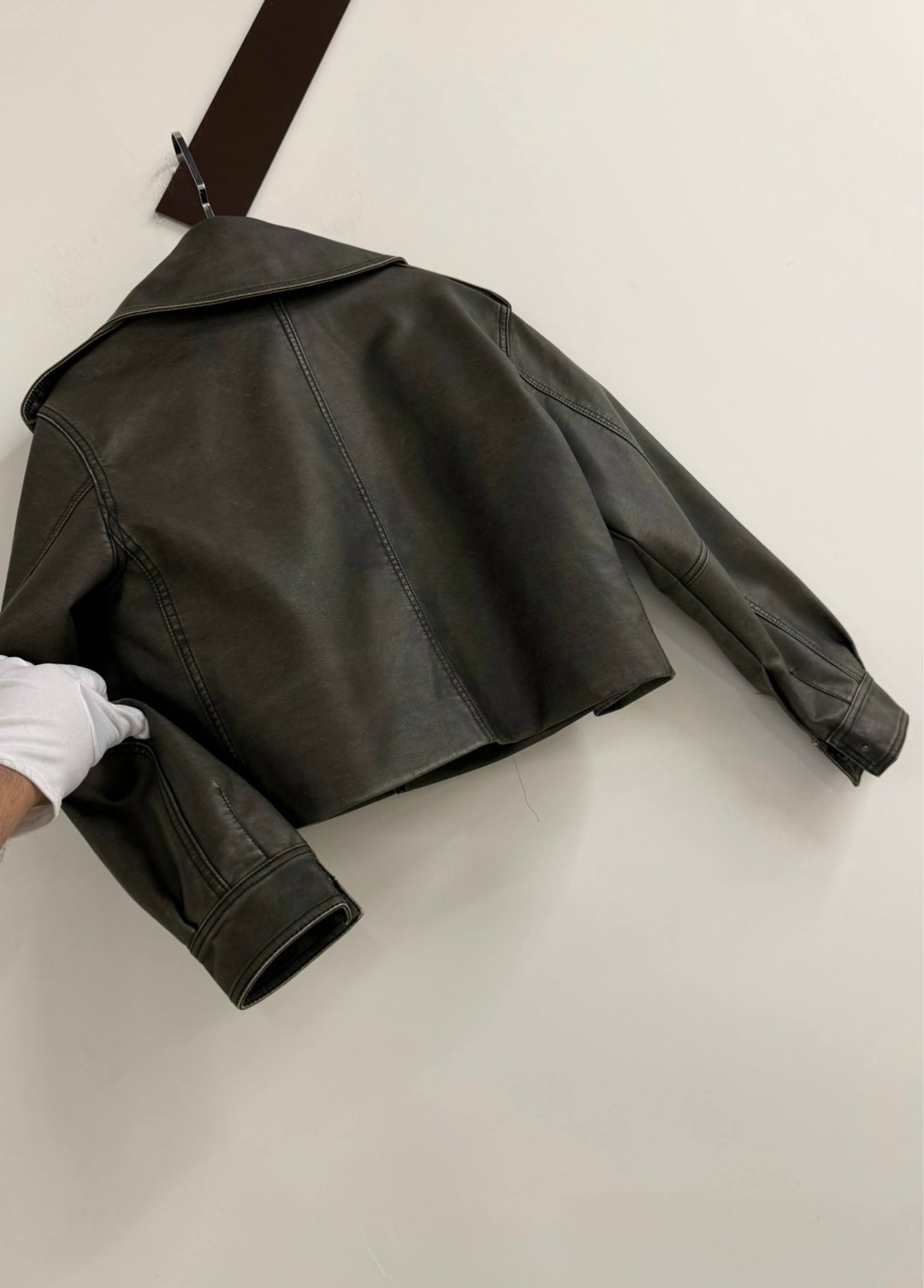 женская укороченная куртка из искусственной кожи,куртка женская из искусственной кожи,женская короткая куртка из искусственной кожи,короткая куртка из искусственной кожи,женская байкерская куртка из и