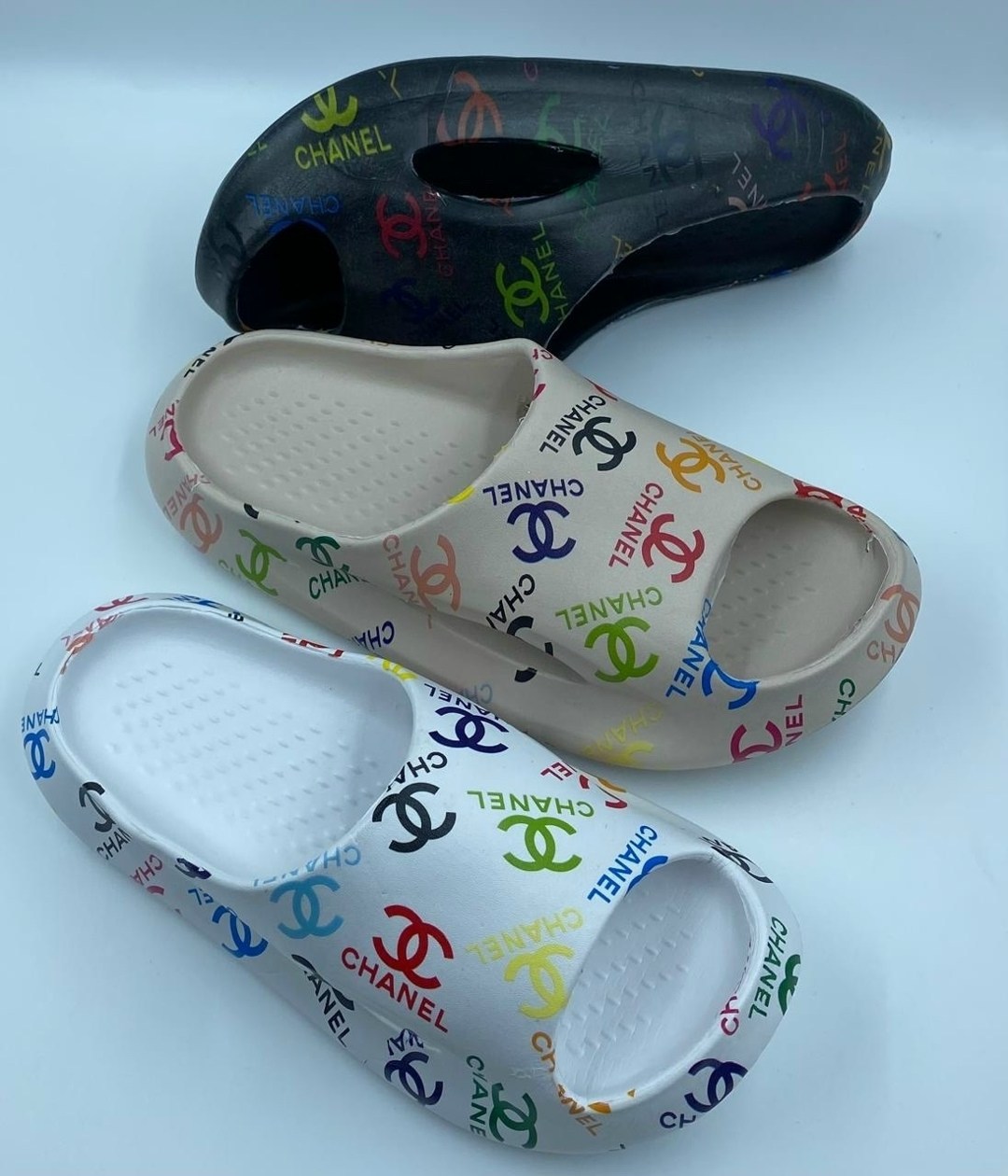 ,резиновые шлепанцы,тапочки модные,женские шлепанцы,пляжная