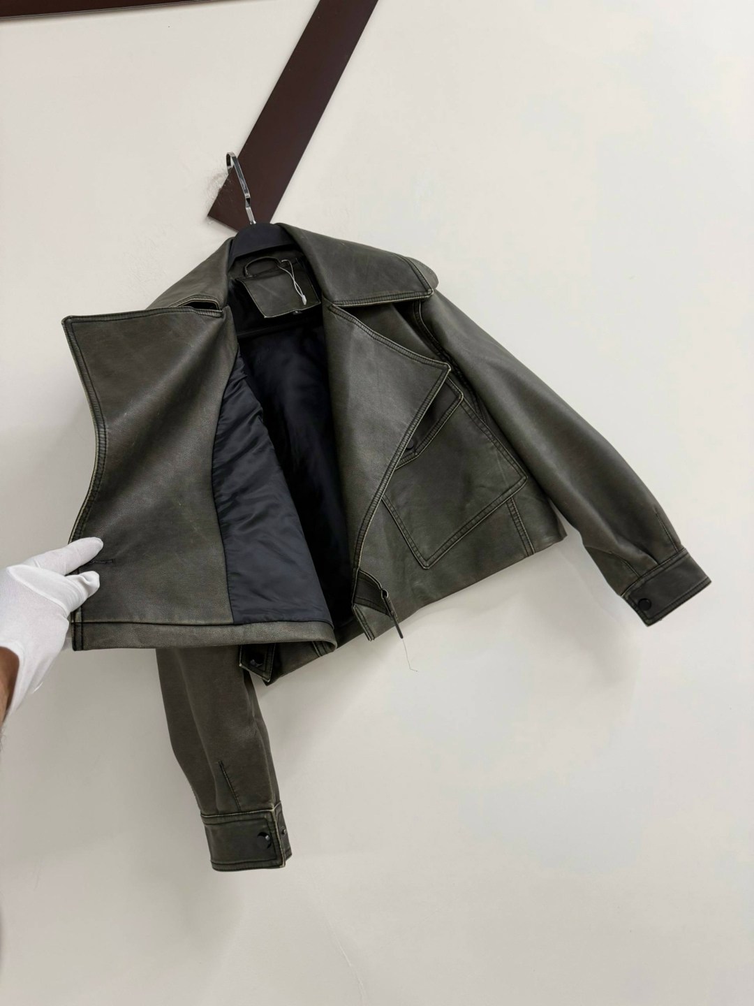 женская укороченная куртка из искусственной кожи,куртка женская из искусственной кожи,женская короткая куртка из искусственной кожи,короткая куртка из искусственной кожи,женская байкерская куртка из и