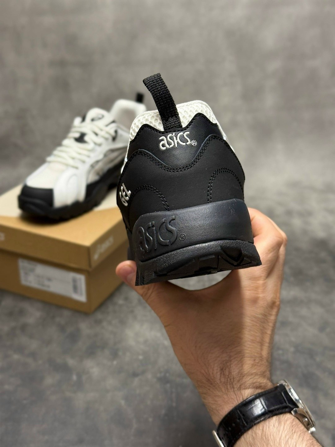 asics низкие повседневные кроссовки gel-truck с противоскользящей амортизацией белые черные,кроссовки asics,кроссовки asics gel pickax,кроссовки asics gel,asics мужские кроссовки