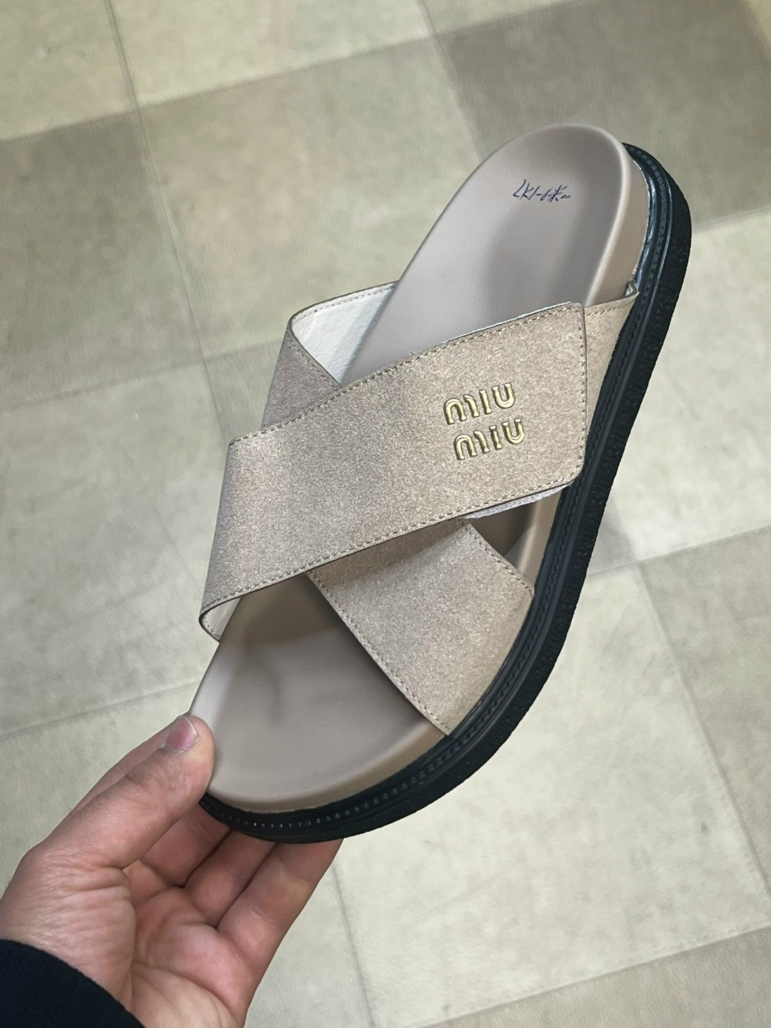 ,женские шлепанцы,кожаные шлепанцы,черные шлепанцы,модные шлепанцы