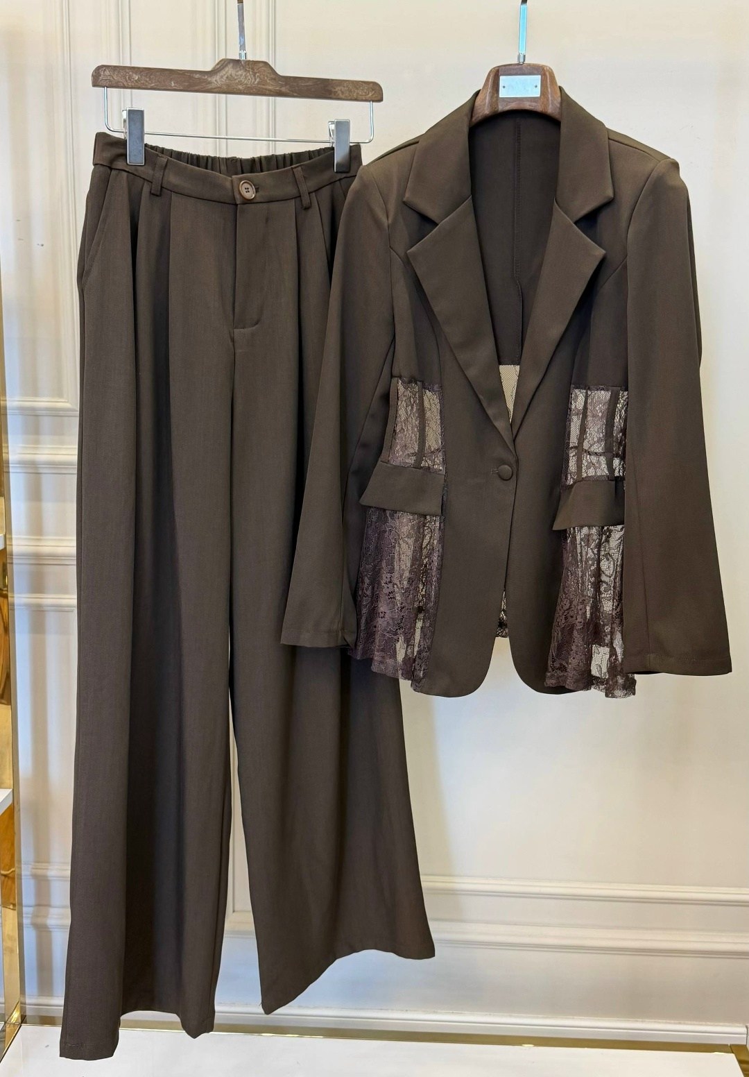 брючный костюм розовый,женский брючный костюм,брючный костюм женский розовый,модные брючные костюмы,пудровый брючный костюм