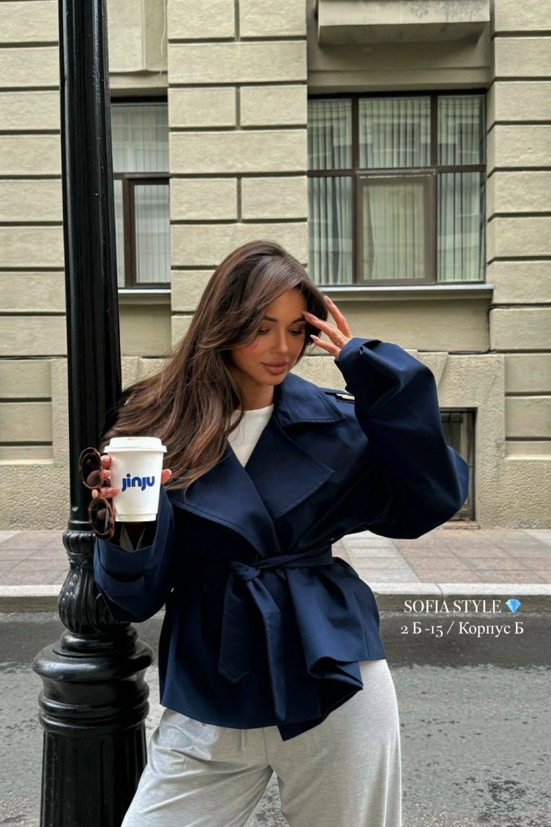 тренч с поясом,стильные наряды,короткий тренч,стили одежды кэжуал