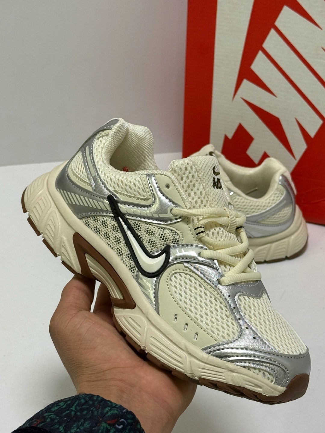 кроссовки nike,женские кроссовки nike,женские кроссовки nike v5 rnr white/brown,,кроссовки беговые женские nike hq7901-102