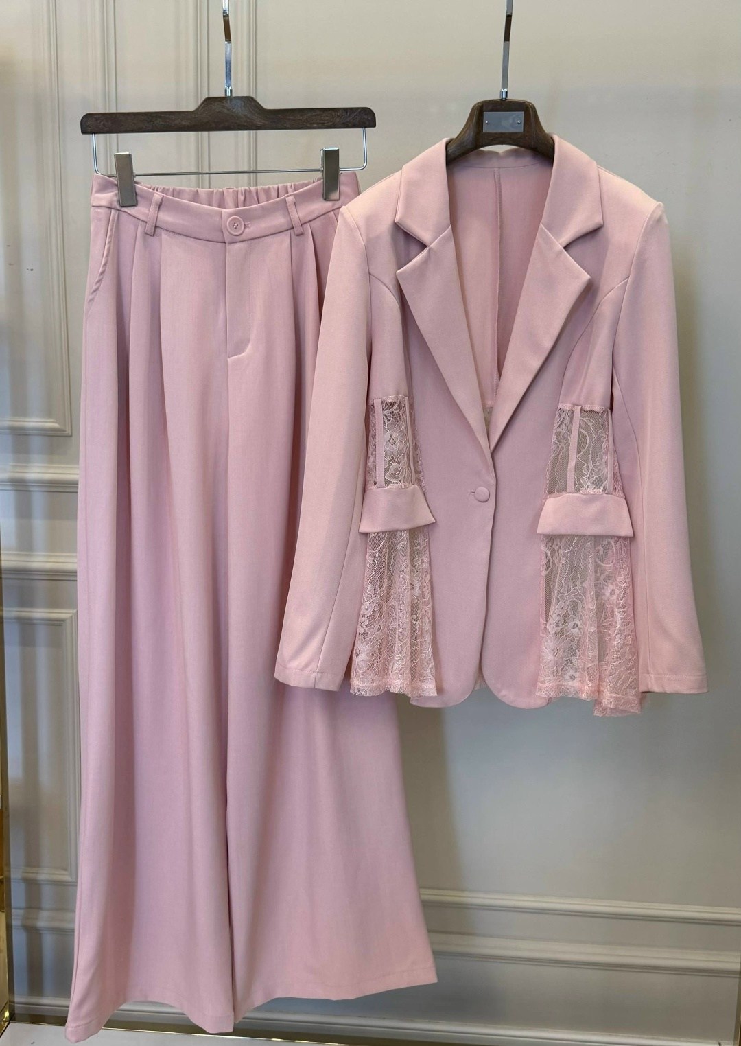 брючный костюм розовый,женский брючный костюм,брючный костюм женский розовый,модные брючные костюмы,пудровый брючный костюм