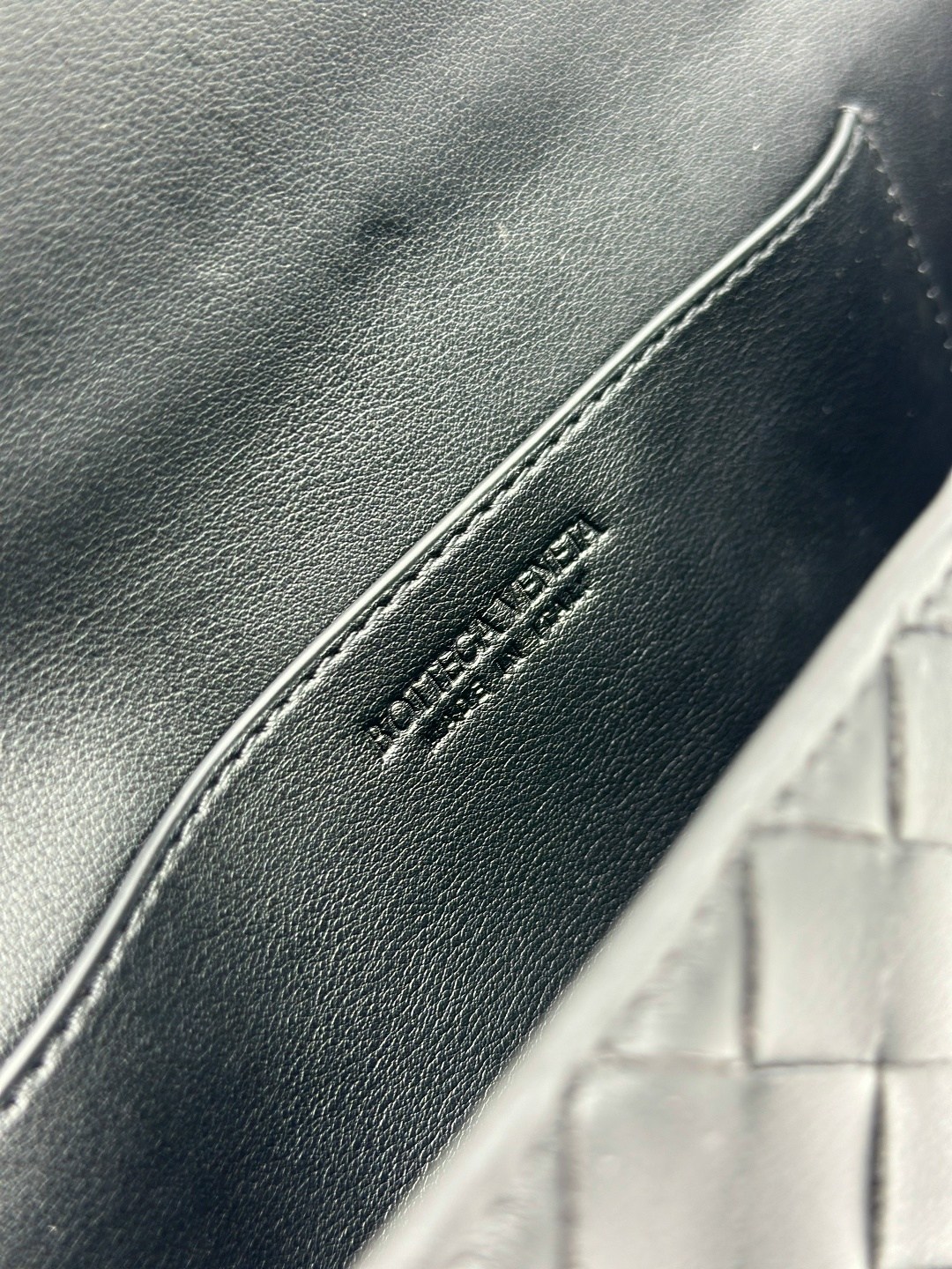 сумка клатч плетеная в стиле боттега bottega veneta,клатч bottega veneta,сумка женская bottega veneta,женский кожаный клатч bottega veneta andiamo черный,сумка bottega veneta