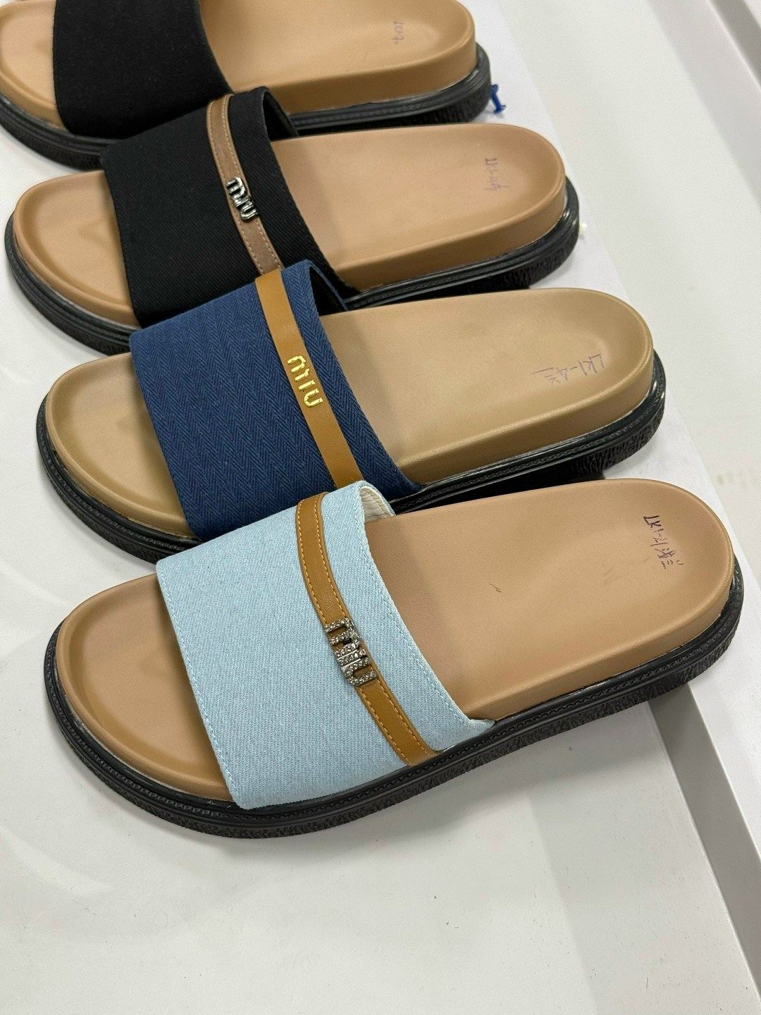 ,женские шлепанцы,модные тапочки,шлепки диор,сандалии женские