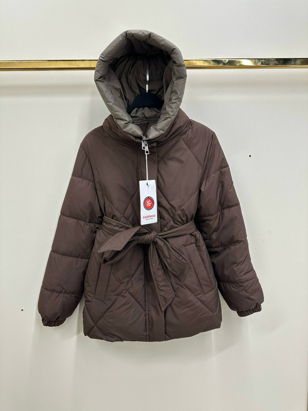 куртка женская,куртка женская демисезонная,стеганая куртка с поясом и капюшоном каппучино k91 sn,куртка,куртка женская зимняя