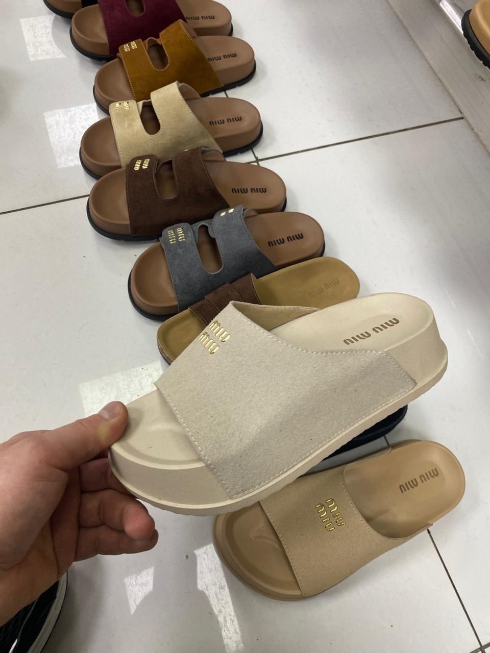 женские шлепанцы,тапочки модные,,шлёпанцы miu miu,кожаные шлепанцы miu miu