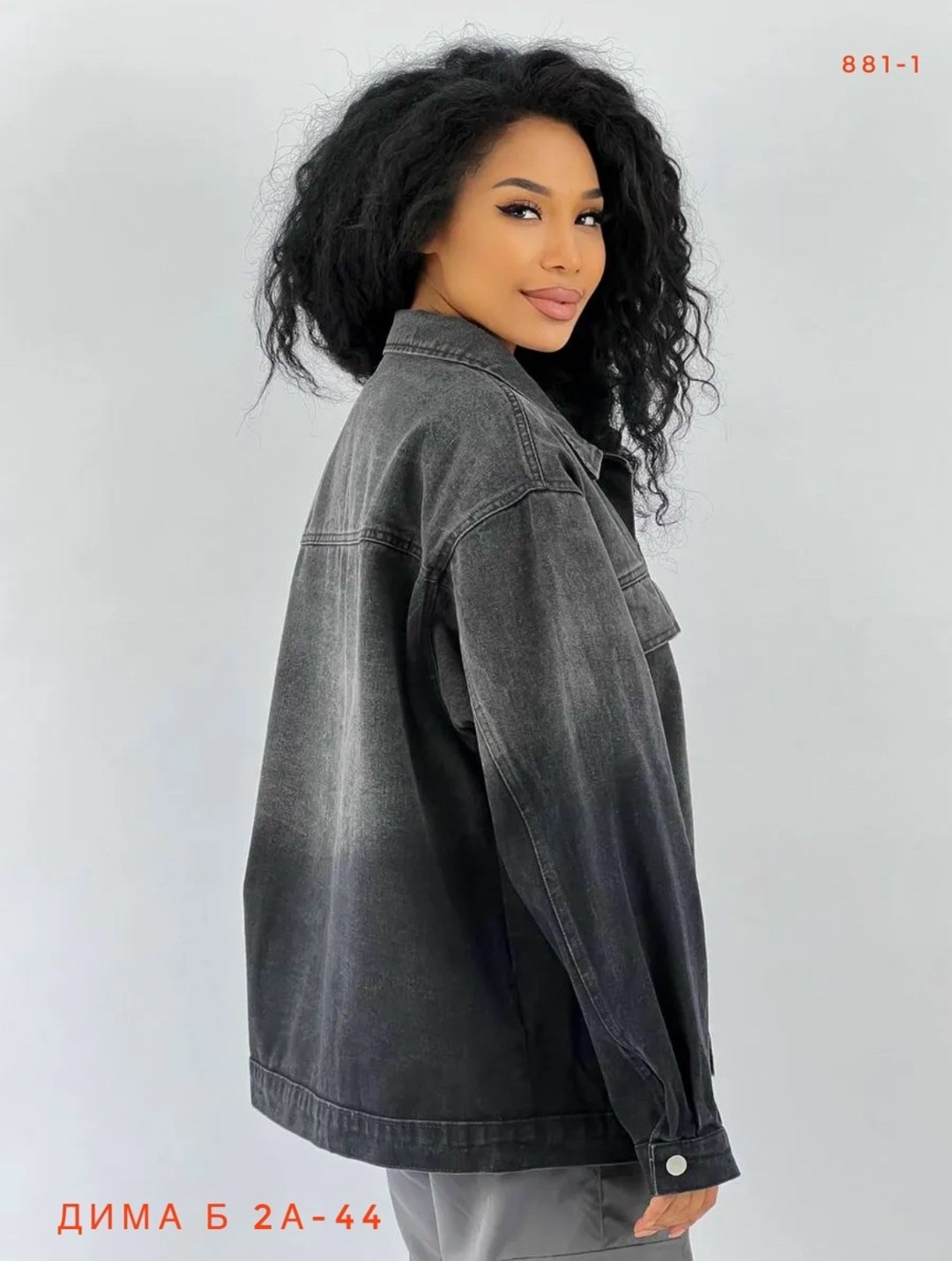 женская джинсовая куртка,джинсовая куртка женская оверсайз черного цвета,удлиненная куртка джинсовая оверсайз джинсовка,джинсовая куртка женская оверсайз,куртка джинсовая джинсовка оверсайз