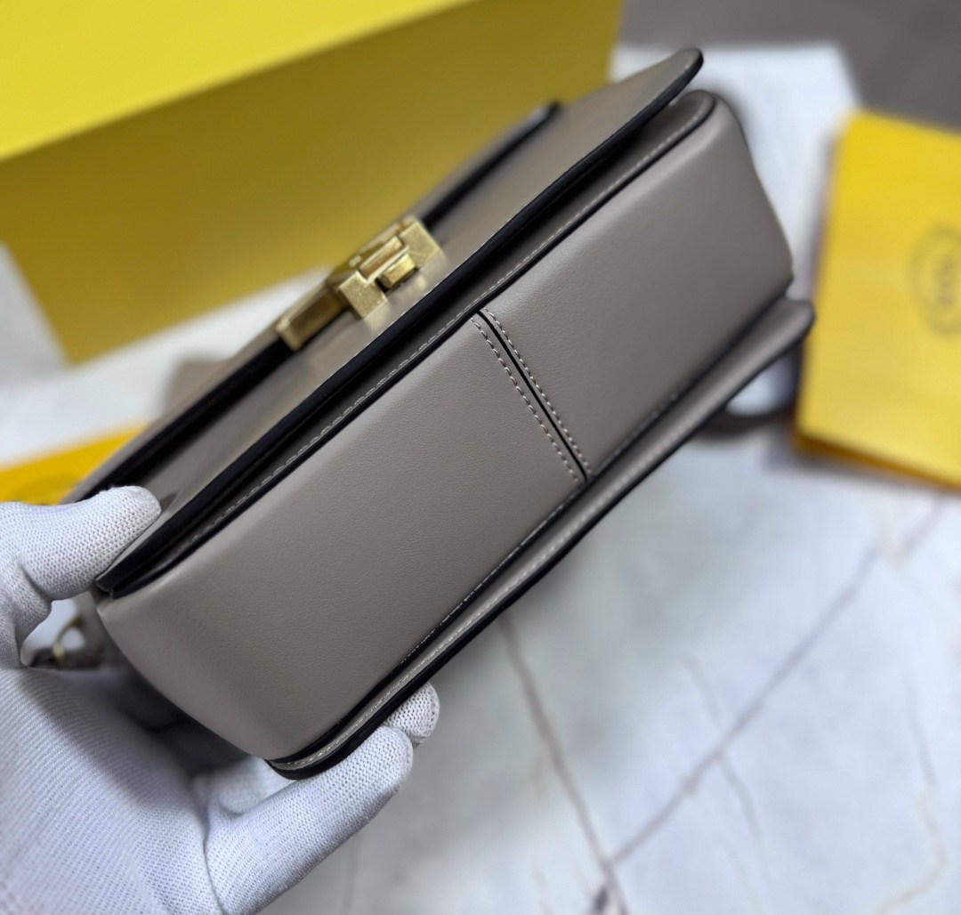 сумка,сумка женская,сумка женская брендовая,tod’s сумка багет на плечо,сумка fendi