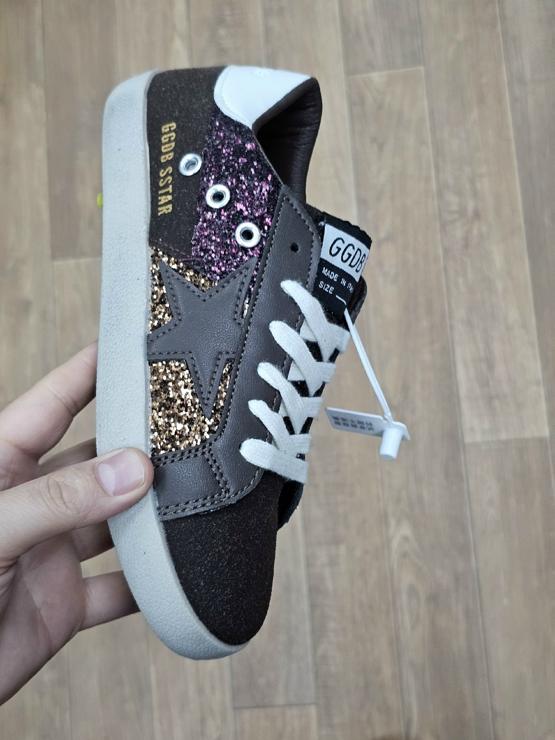 golden goose кеды super-star с блестками серебристый,голден гус кеды блестящие,golden goose кеды блестящие,golden goose ssense exclusive silver glitter superstar sneakers,