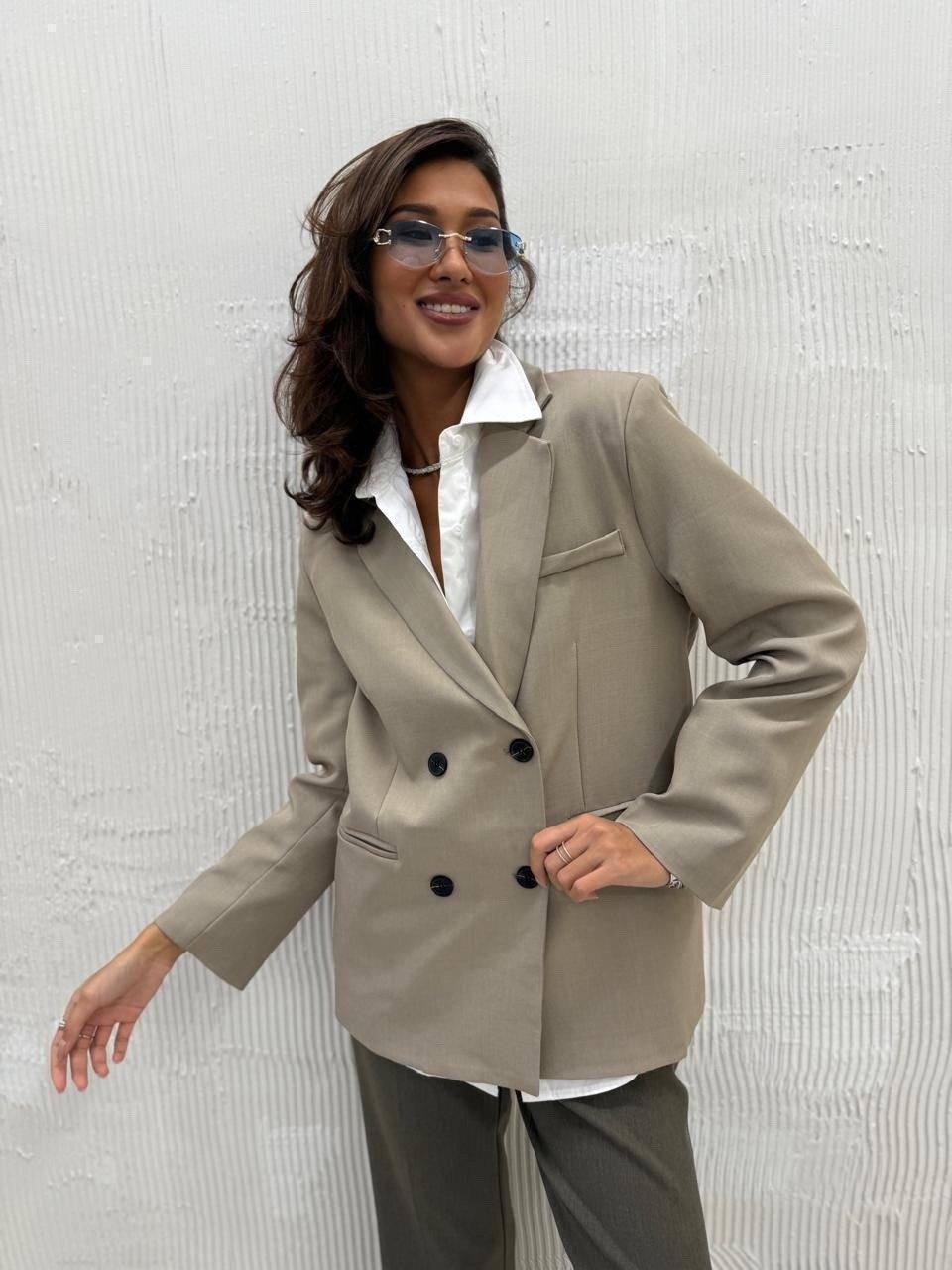 костюм классический брючный серый,серый брючный костюм,жакет и брюки,жакет и пиджак,костюм брючный