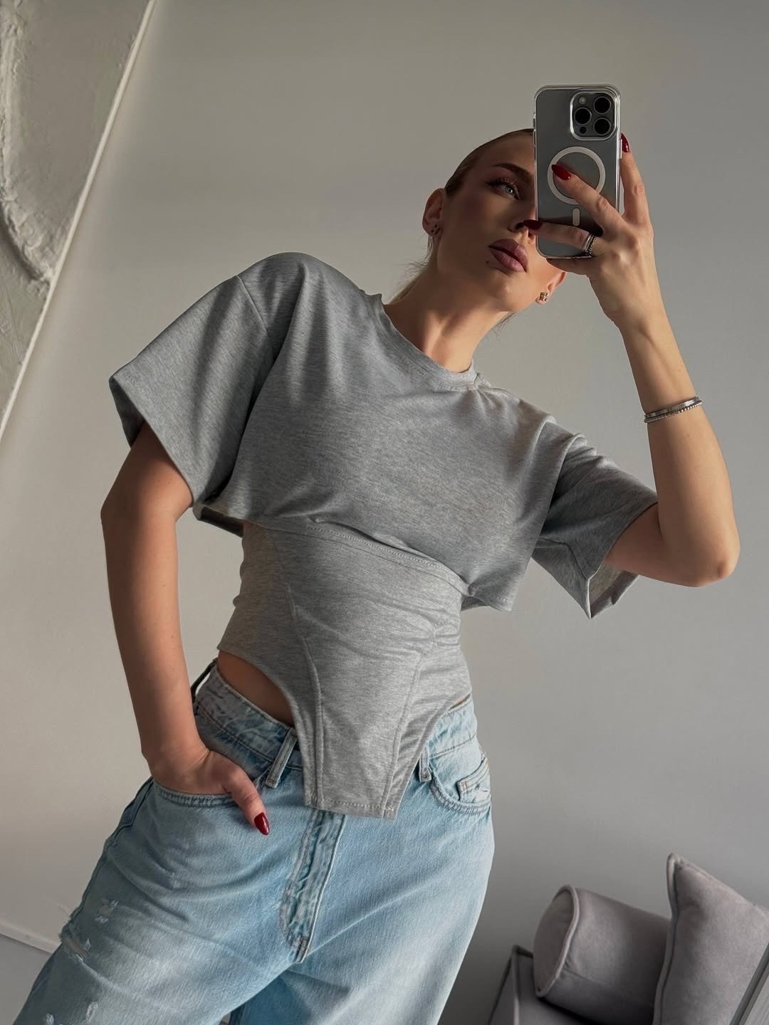 футболка с необычным низом женская,женская футболка с разрезом на подплечнике и короткими рукавами,женская футболка,футболки женские стильные,белая футболка женская