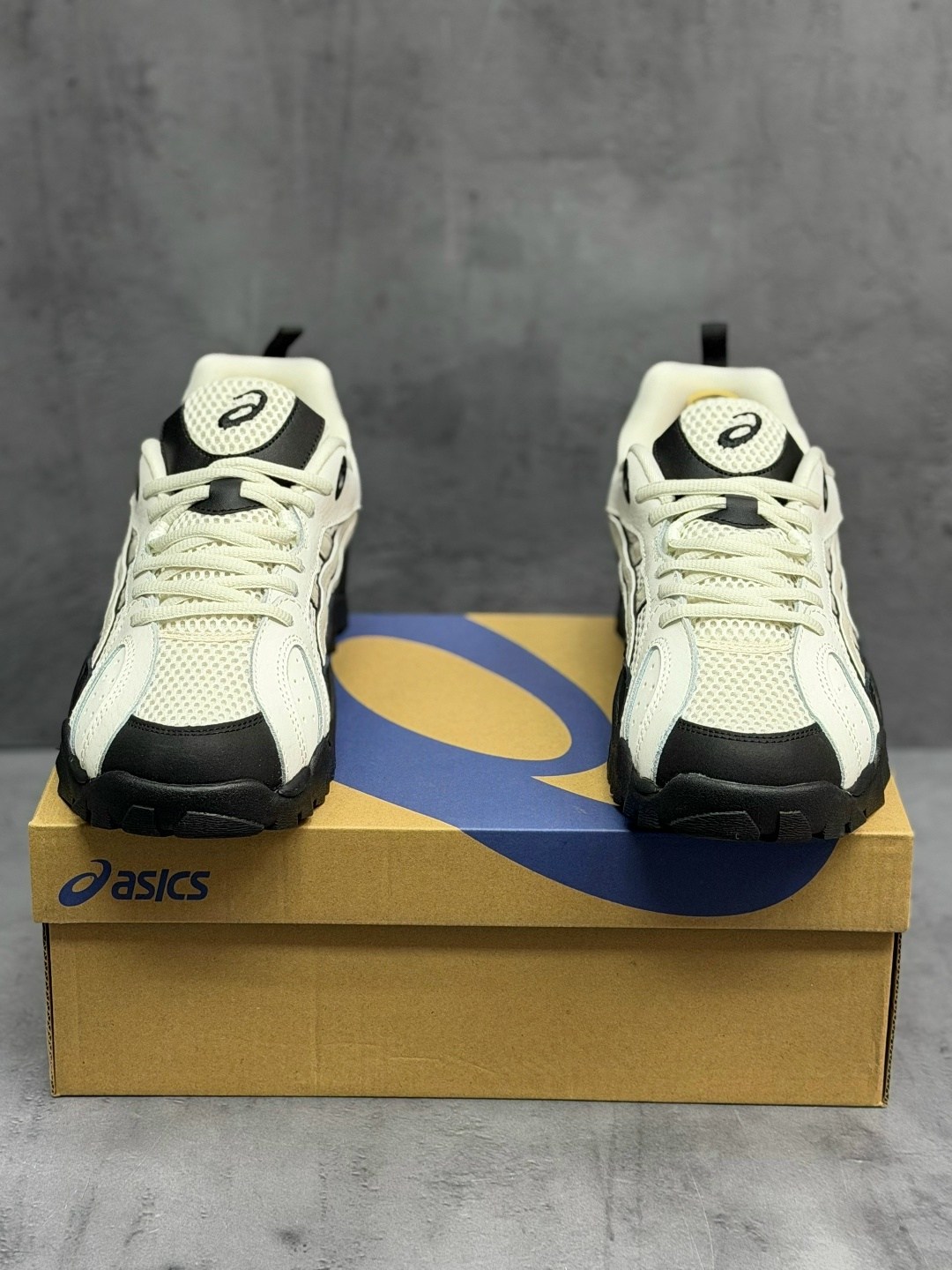 asics низкие повседневные кроссовки gel-truck с противоскользящей амортизацией белые черные,кроссовки asics gel pickax,кроссовки asics gel,asics мужские кроссовки,кроссовки asics