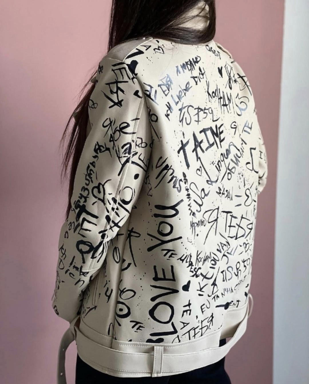 куртка косуха удлиненная женская,косуха женская куртка экокожа,стильная кожаная демисезонная куртка-косуха из экокожи с модными принтами, надписями и рисунками,косуха с надписями куртка экокожа оверса