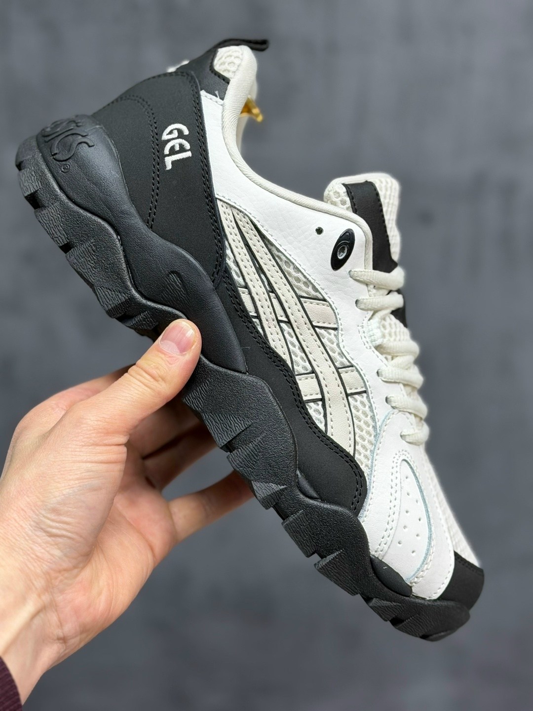 asics низкие повседневные кроссовки gel-truck с противоскользящей амортизацией белые черные,кроссовки asics gel pickax,кроссовки asics gel,asics мужские кроссовки,кроссовки asics