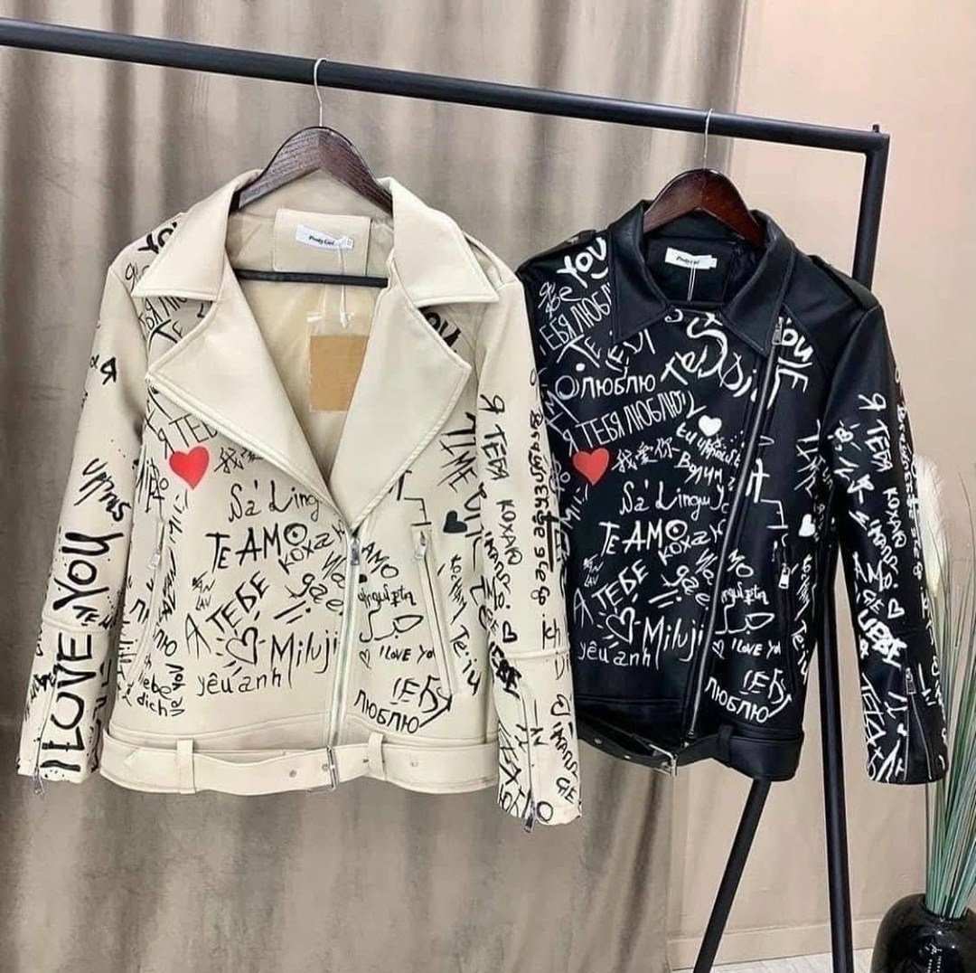 куртка косуха удлиненная женская,косуха женская куртка экокожа,стильная кожаная демисезонная куртка-косуха из экокожи с модными принтами, надписями и рисунками,косуха с надписями куртка экокожа оверса