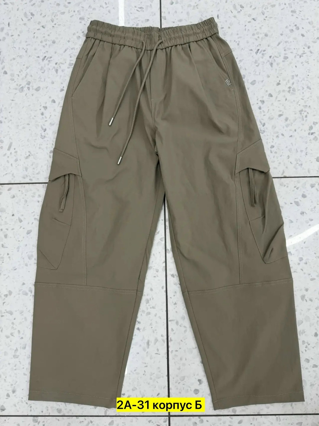 брюки свободного кроя,мужские брюки карго,оверсайз футболка,бежевые брюки,серая футболка оверсайз