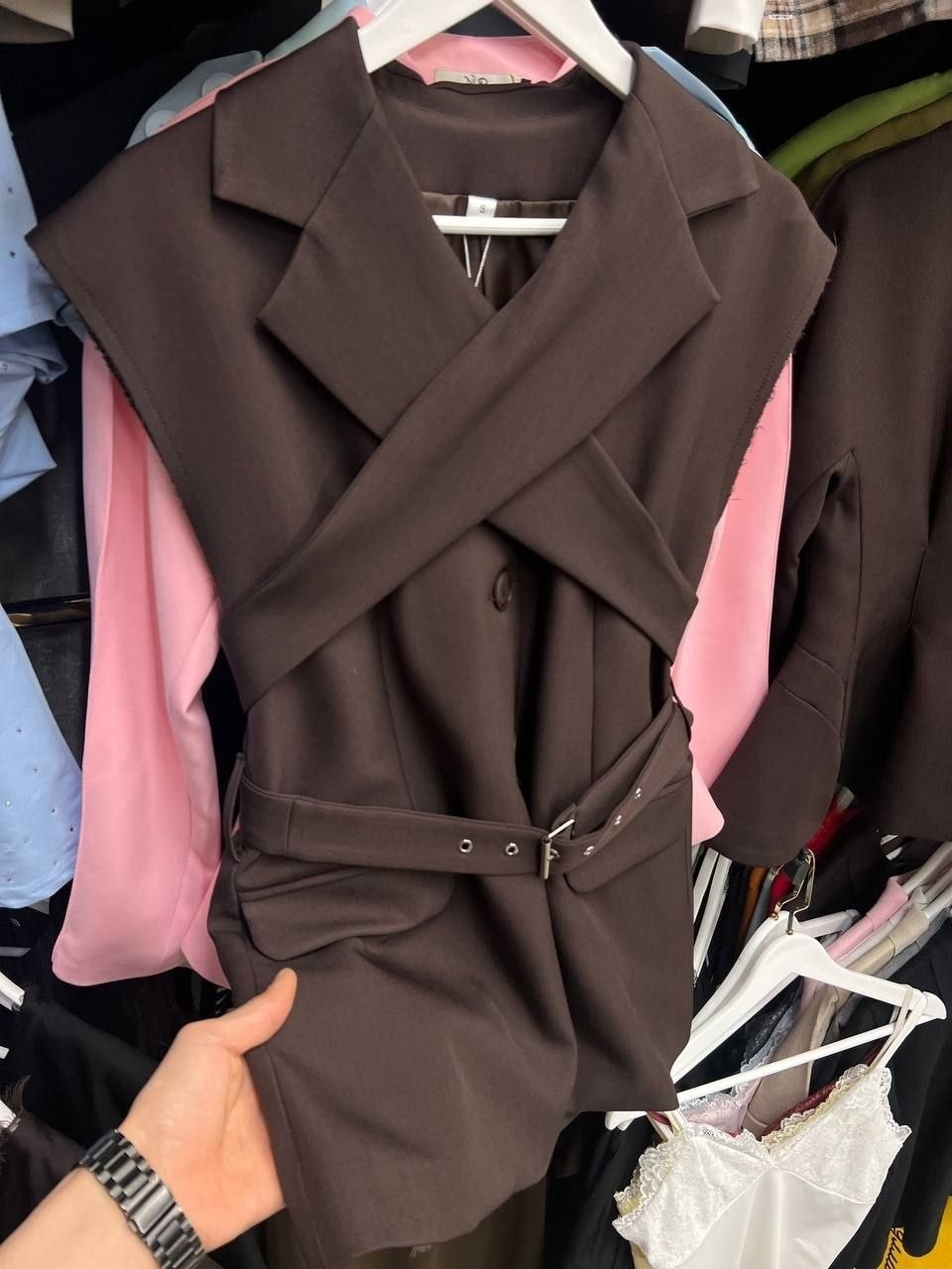 женские жилеты,жилет с поясом,удлиненный жилет,модные жилеты,модный женский жилет