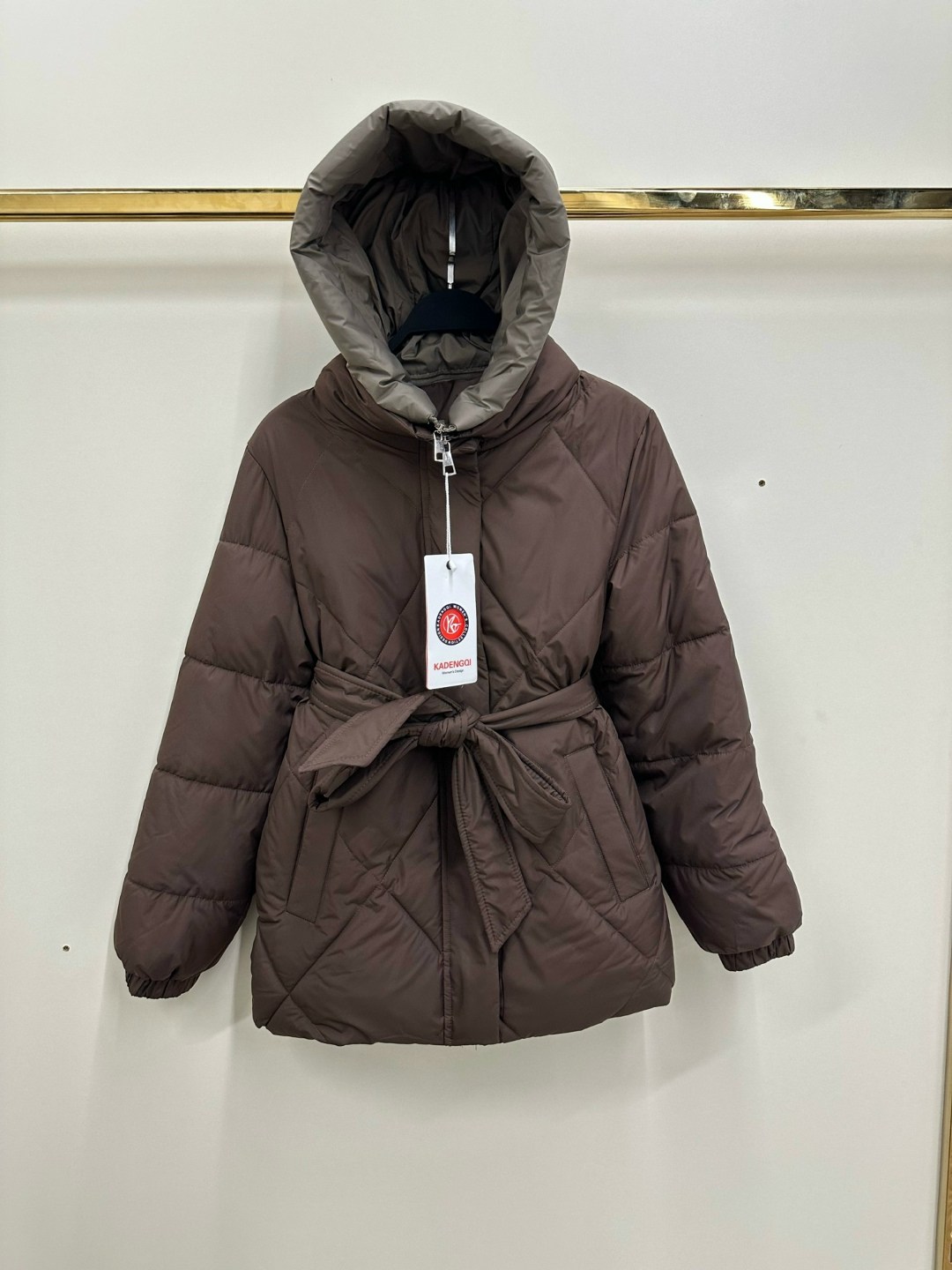 куртка женская,куртка женская демисезонная,стеганая куртка с поясом и капюшоном каппучино k91 sn,куртка,куртка женская зимняя