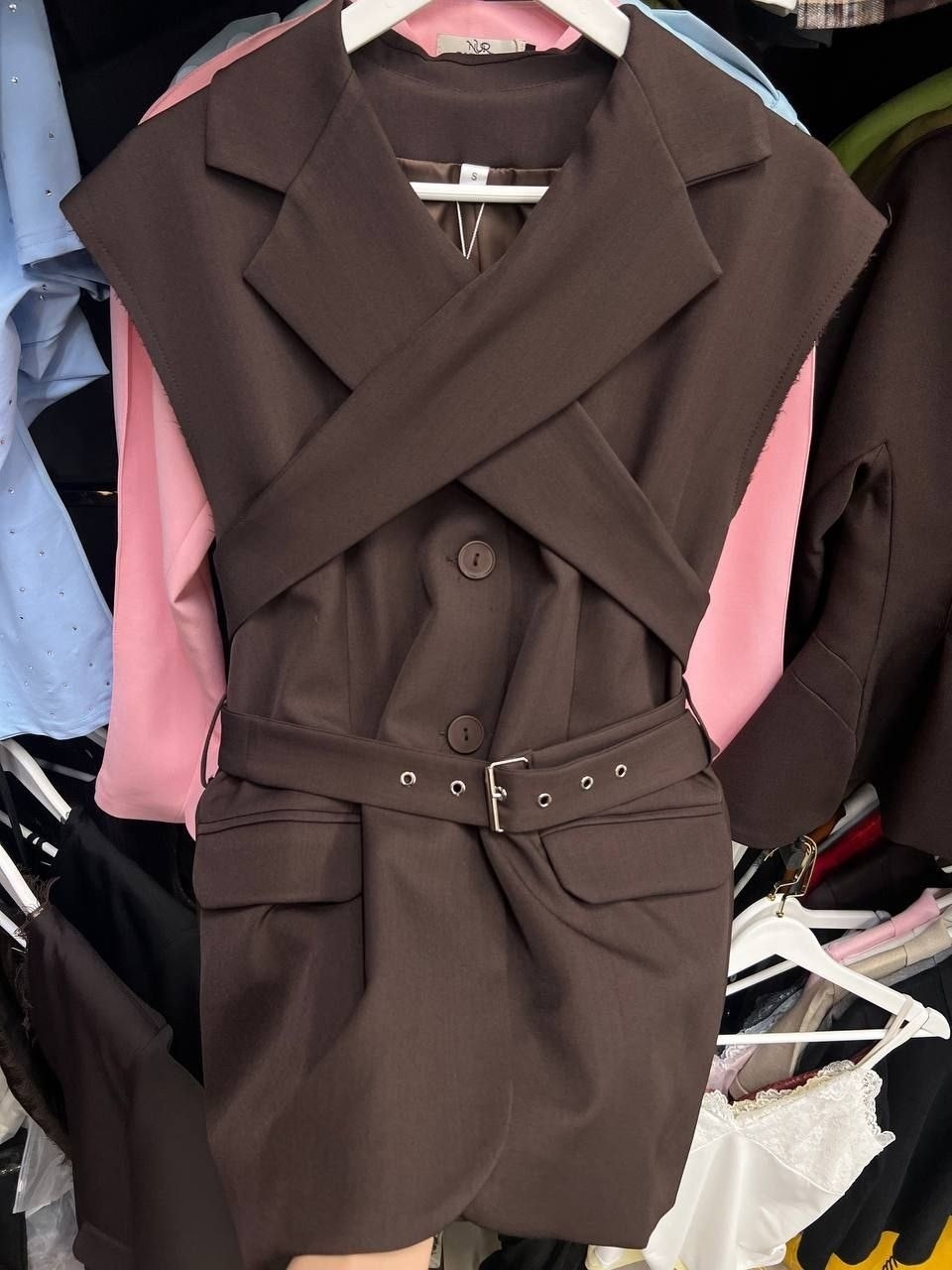 женские жилеты,жилет с поясом,удлиненный жилет,модные жилеты,модный женский жилет