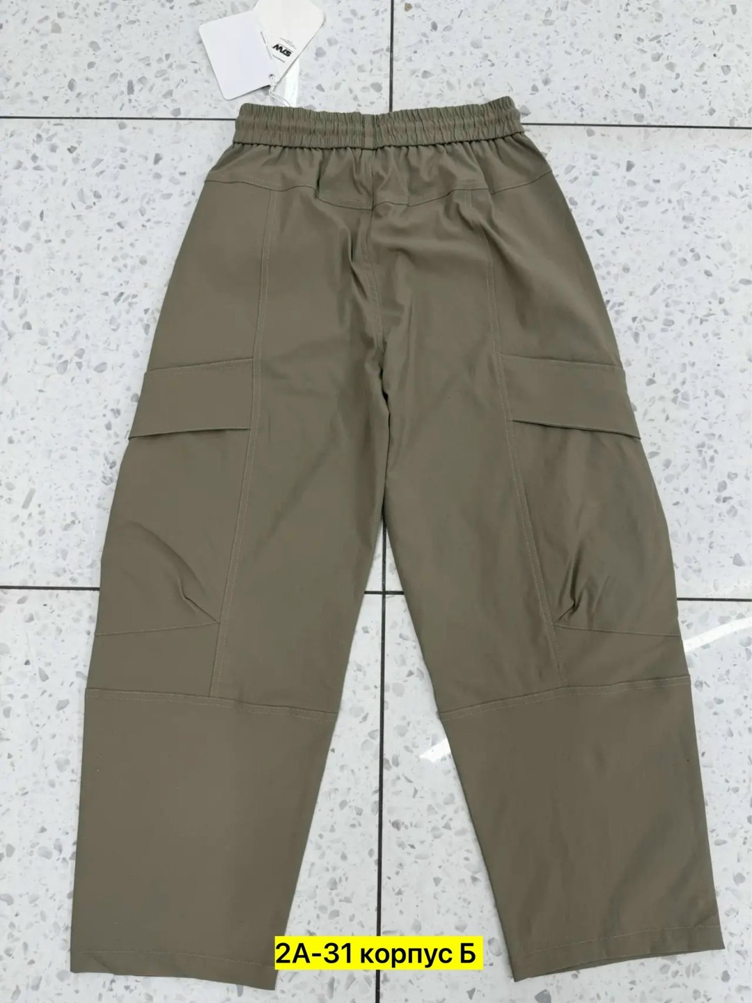 брюки свободного кроя,мужские брюки карго,оверсайз футболка,бежевые брюки,серая футболка оверсайз