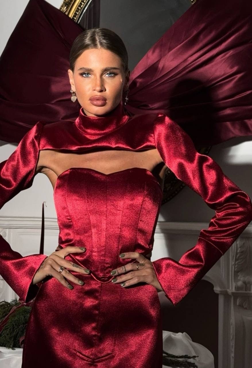 атласное платье,атласное короткое платье,шелковое платье,атласное красное платье,атласное платье с драпировкой