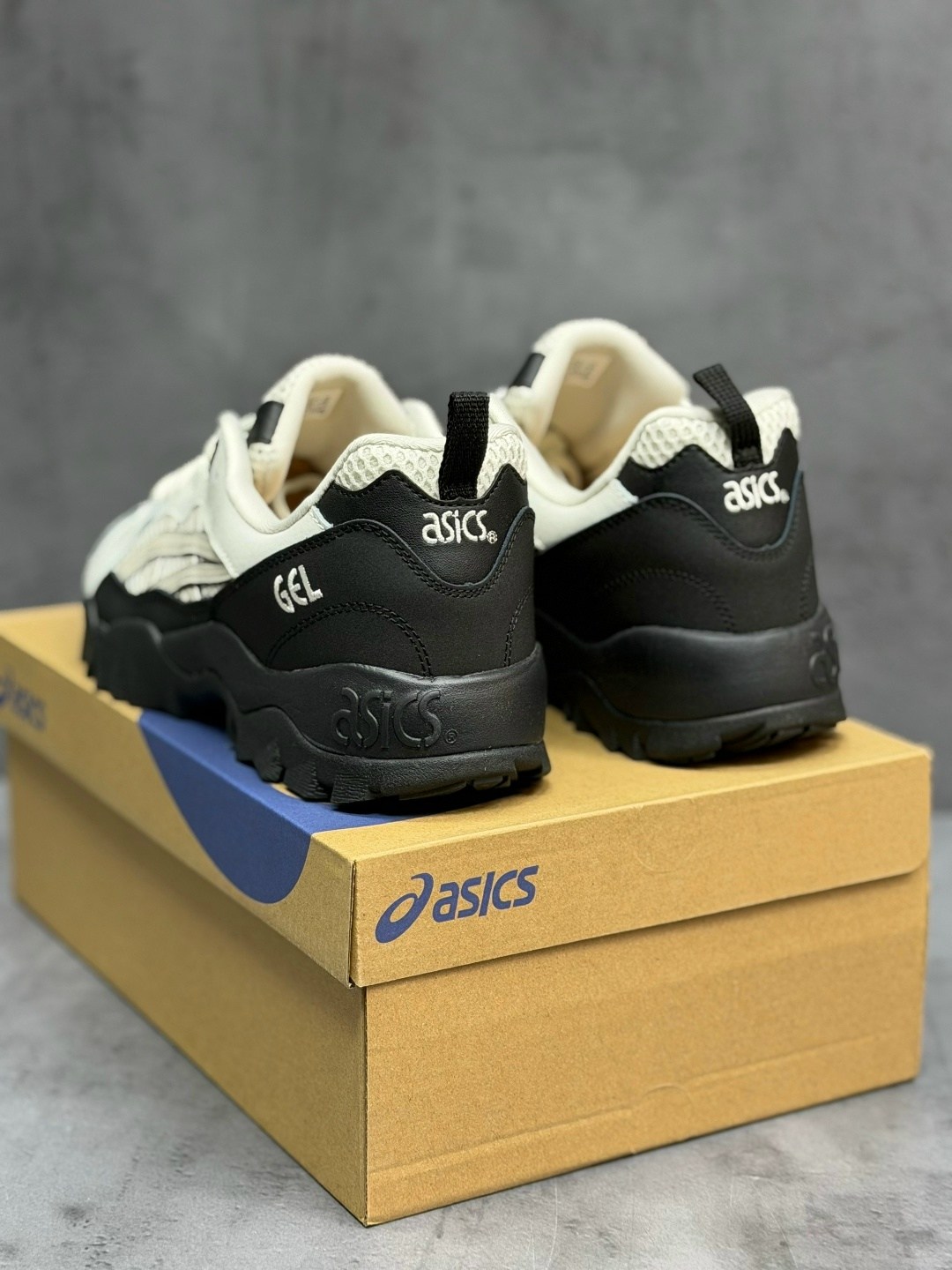 asics низкие повседневные кроссовки gel-truck с противоскользящей амортизацией белые черные,кроссовки asics gel pickax,кроссовки asics gel,asics мужские кроссовки,кроссовки asics