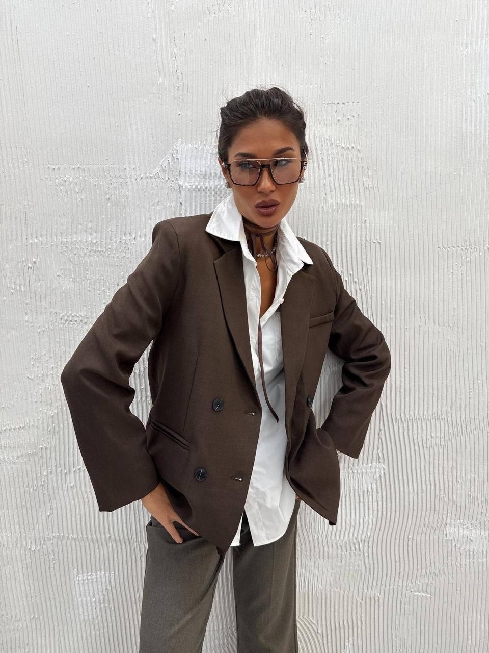 костюм классический брючный серый,серый брючный костюм,жакет и брюки,жакет и пиджак,костюм брючный